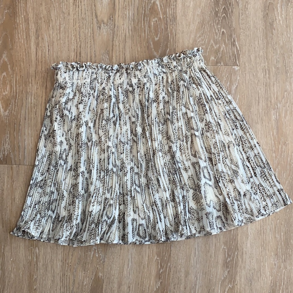 Pleated skate skin pattern skort